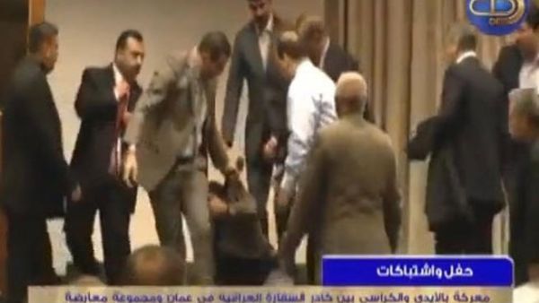 لقطة تظهر إعتداء أمن السفارة العراقية على محامين أردنيين