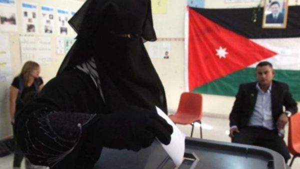 اردنية تدلي بصوتها 