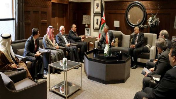 العاهل الأردني الملك عبد الله الثاني خلال استقباله وفداً وزارياً عربياً 