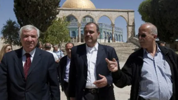 المجالي (وسط) خلال زيارته للقدس