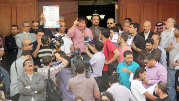 صحفيون يعتصمون امام مقر نقابة الصحفيين الاردنيين في العاصمة عمان احتجاجا على قرار الحجب/عن صحيفة الغد