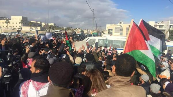 المئات من الأردنيين يعتصمون أمام مبنى السفارة الأميركية احتجاجا على قرار الرئيس ترامب