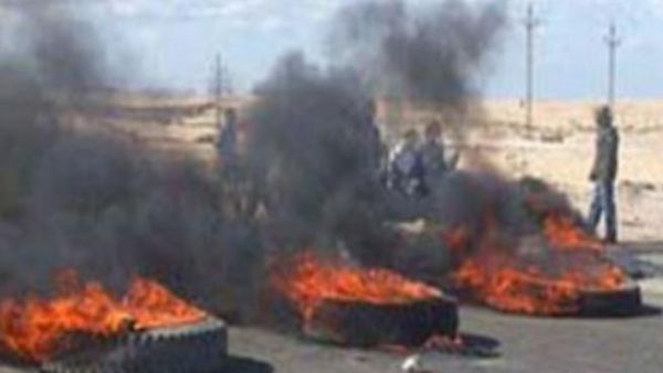 محتجون أردنيون يشعلون الإطارات بأحد الطرقات/ أرشيفية