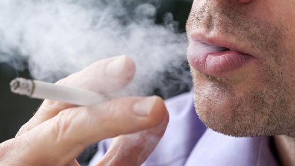 القبض على شاب أحرق عملة نقدية من أجل اشعال سيجارته!