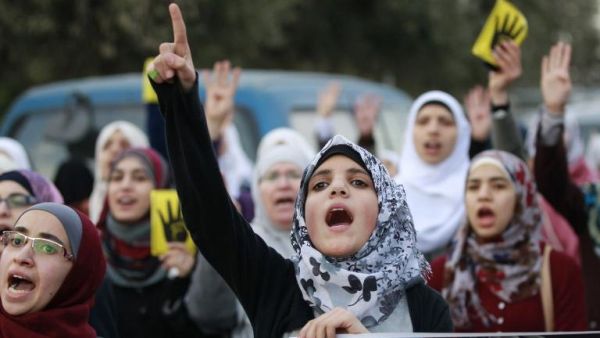 Jordanian women shout slogans as they protest in Amman on January 25, 2014. (AFP/Khalil Mazraawi)