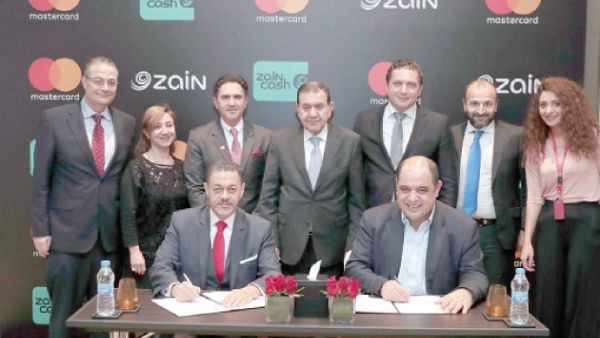 فريز (وسط) يحضر توقيع الاتفاقية بين الهناندة والجبالي