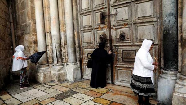 كنيسة القيامة بالقدس تعيد فتح أبوابها بعد غلقها احتجاجا