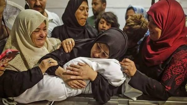 والدا الطفلة ليلى الغندور (8 أشهر) يودعانها 