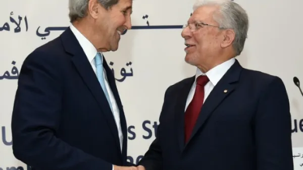 وزير الخارجية التونسي الطيب البكوش (يمين) مع نظيره الاميركي جون كيري الذي يزور تونس