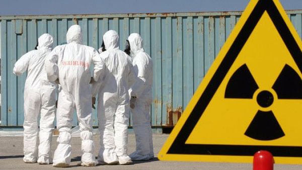  كروفورد، الذي يعمل مهندسا صناعيا أجرى أبحاثا مكثفة على الأسلحة الإشعاعية