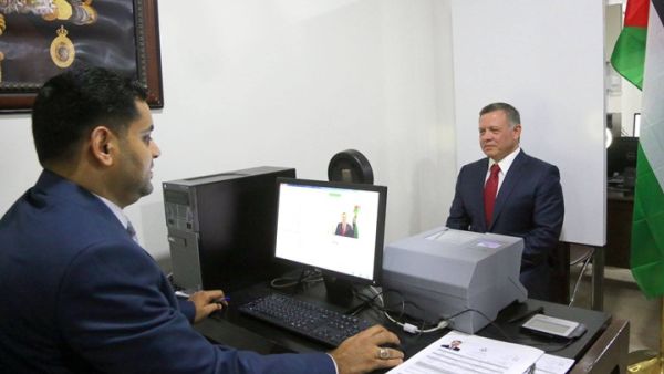 العاهل الأردني عبدالله الثاني يستخرج أولى البطاقات الشخصية "الذكية" في البلاد - بترا