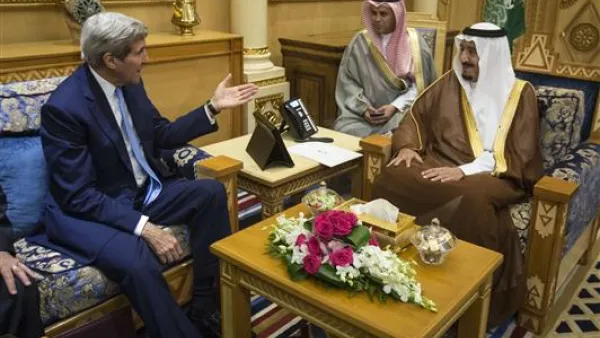 العاهل السعودي الملك سلمان مع وزير الخارجية الأميركي جون كيري