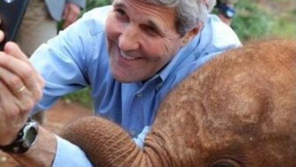 كيري يصل الى الصومال بأول زيارة من نوعها لوزير خارجية اميركي
