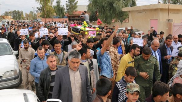 Iraqi men carry the coffin of three-year-old Fatima Wais, who was killed following a chemical attack by Daesh in the town of Taza, south of Kirkuk, during her funeral on March 11, 2016. (AFP/Marwan Ibrahim)