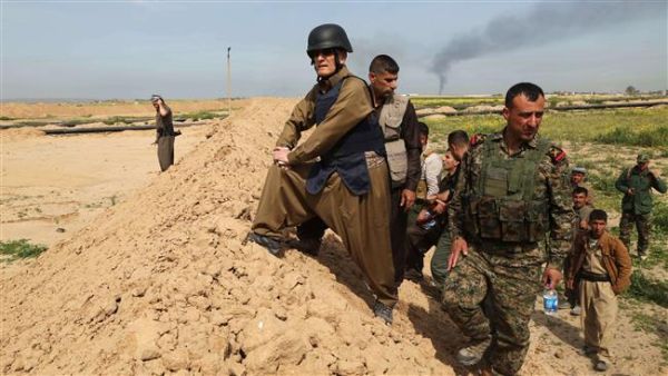 The Iraqi governor of Kirkuk, Najmiddin Karim, stands on a trench alongside Iraqi Kurdish Peshmerga fighters in Kirkuk on March 9, 2015 after the fighters re-took parts of the area from Daesh militants. (AFP/File) The Iraqi governor of Kirkuk, Najmiddin Karim, stands on a trench alongside Iraqi Kurdish Peshmerga fighters in Kirkuk on March 9, 2015 after the fighters re-took parts of the area from Daesh militants. (AFP/File)
