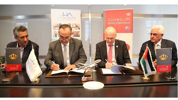 وقع الإتفاقية المدير العام/الرئيس التنفيذي للملكية الأردنية ستيفان بيشلر مع رئيس مجلس إدارة جمعية الفنادق الأردنية عبد الحكيم الهندي بحضور عدد من أعضاء مجلس إدارة الجمعية ومسؤولين من الملكية الأردنية والفنادق المحلية .