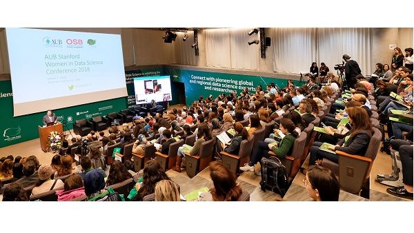 ستيف هارفي متحدثاً خلال جلسة الإفتتاح. ستيف هارفي متحدثاً خلال جلسة الإفتتاح.