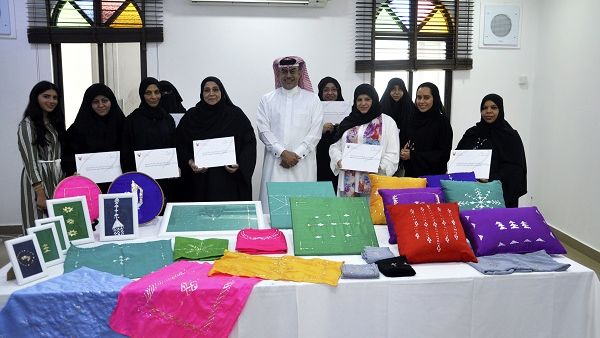 هدفت الدورة، التي تم عقدها من قبل المدربة زكية علي عيسى، الى تنمية المهارات الأولية لحوالي 10 متدربات وذلك من خلال التعرف على أسلاك الفضة أو الفضة المطلية بماء الذهب التي تستخدم في النقدة.