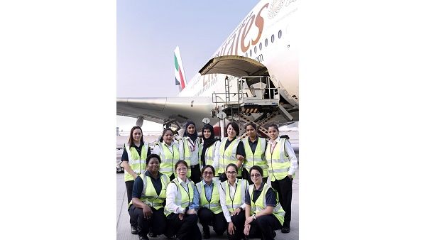 فريق طيران الإمارات من النساء الذي تعاون على تجهيز الرحلة المتجهة من دبي إلى سان فرانسيسكو.