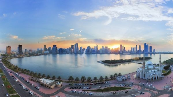 تنقسم فعاليات المهرجان إلى قسمين؛ فعاليات داخلية تشمل المراكز التجارية ، وفعاليات خارجية تشمل الشواطئ والوجهات المائية.