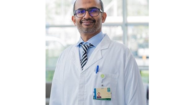 الدكتور بيجو غفور ، استشاري طب الطوارىء في مستشفى حمد العام.