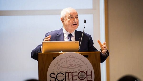 بحث الدكتور طلال أبوغزاله على هامش المؤتمر مع عدد من المشاركين والمختصين، فكرة الاستفادة من خبراتهم لتعزيز فكرة إنشاء حواضن للابداع والاختراع وبرامج دراسية متقدمة في العالم العربي.