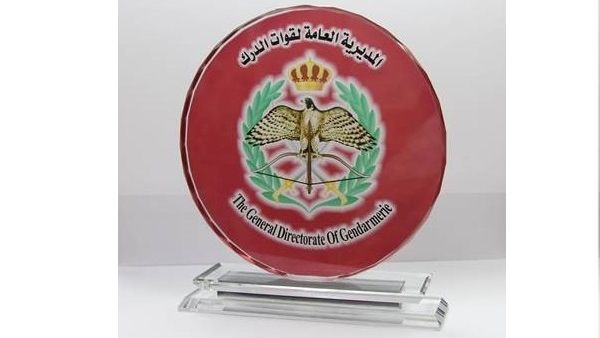 قدم فريق تقنيات المعلومات والاتصالات في المديرية العامة لقوات الدرك درعاً تكريمياً لمجموعة طلال أبوغزاله تقديراً لما تقدمه من خدمات وتعاون فني وتدريبي لخدمة المديرية العامة لقوات الدرك.