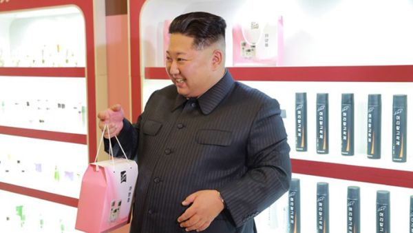 كيم جونغ أبدى سعادته بافتتاح المصنع الذي يوفر جميع أنواع وأشكال مستحضرات التجميل 