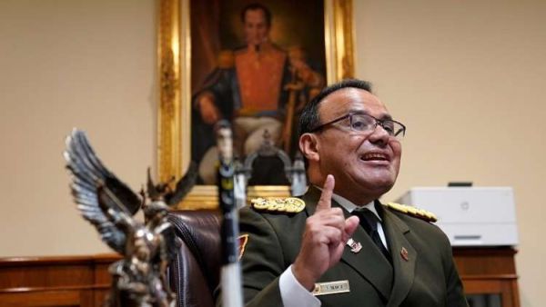 الدفاع الفنزويلية: انشقاق الملحق العسكري في واشنطن "خيانة وطنية عظمى"