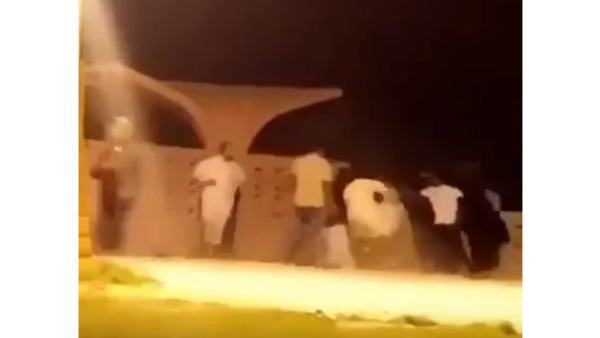 "هوشة طاحنة" بين رجال ونساء في كورنيش الخفجي بالسعودية (فيديو)