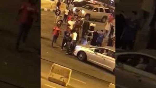 مُشاجرة جماعية بين شباب وفتيات تُثير الجدل في السعودية