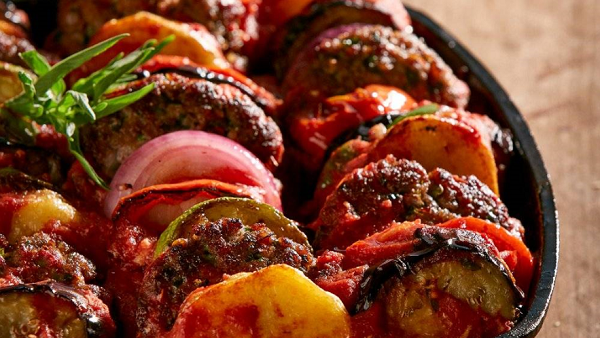 صينية الكفتة المشوية مع الخضار