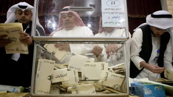 A Kuwaiti judge (C) and his aides count the ballots at a polling station at the end of the parliamentary elections in the Sabah al-Salem district on the outskirts of Kuwait city on November 26, 2016. (AFP/ Yasser Al-Zayyat)