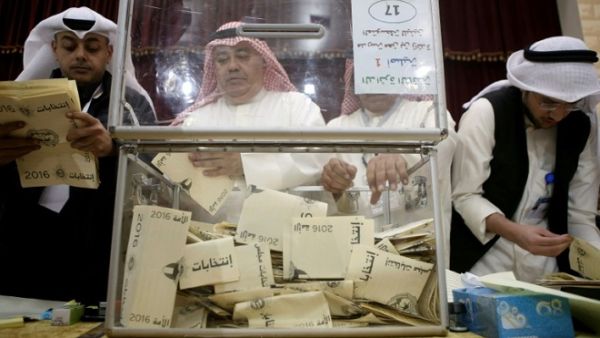 A Kuwaiti judge (C) and his aides count the ballots at a polling station at the end of the parliamentary elections in the Sabah al-Salem district on the outskirts of Kuwait city on November 26, 2016. (AFP/ Yasser Al-Zayyat) A Kuwaiti judge (C) and his aides count the ballots at a polling station at the end of the parliamentary elections in the Sabah al-Salem district on the outskirts of Kuwait city on November 26, 2016. (AFP/ Yasser Al-Zayyat)