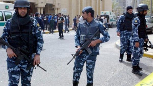 Security forces gather outside the Shiite al-Imam al-Sadeq mosque after it was targeted by a suicide bombing during Friday prayers, in Kuwait City, on June 26, 2015. (AFP/File)
