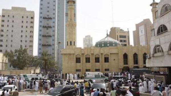 سيارات اسعاف امام مسجد الامام الصادق للشيعة الذي شهد هجوما انتحاريا
