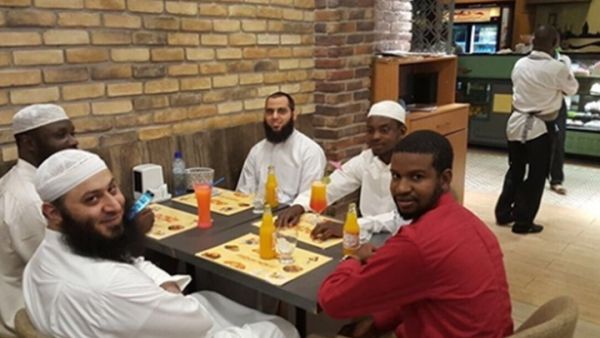 الشيخ العلي نشر قبل أيام فيديو تلقينه مواطنا ببوركينا فاسو الشهادتين لدخول الإسلام 