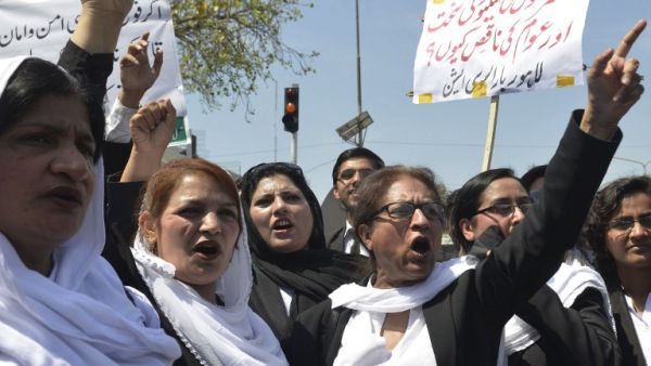 Pakistani lawyers shout slogans as they march during a protest against a suicide bomb attack which killed more than 70 people in Lahore on March 29, 2016. (AFP/Arif Ali)