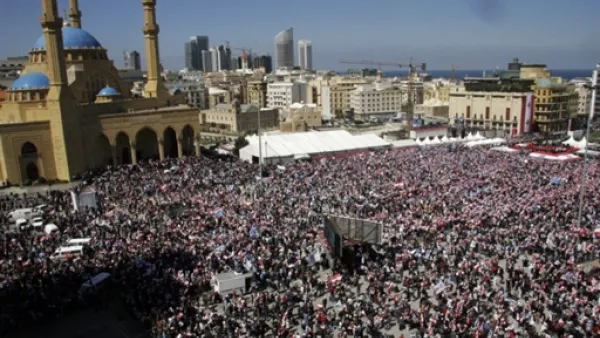 عشرات الآلاف من أنصار الحريري يتظاهرون وسط بيروت