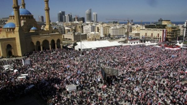 عشرات الآلاف من أنصار الحريري يتظاهرون وسط بيروت
