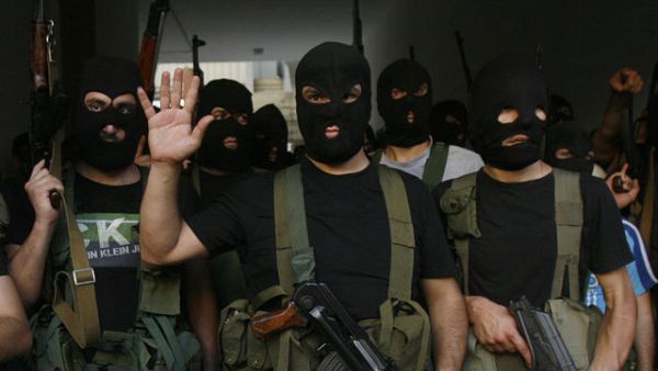 في بعض احياء طرابلس شوهد مدنيون مسلحون امام المساجد