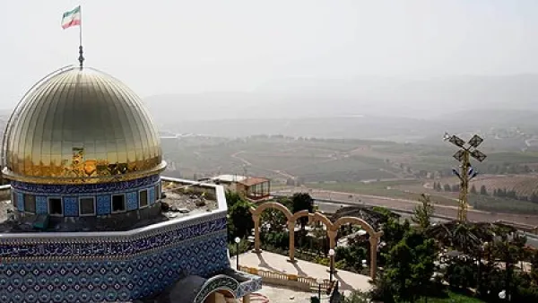 نسخة المسجد الاقصى التي يجري بناؤها في جنوب لبنان ويظهر هنا مسجد قبة الصخرة وفوقه علم ايران