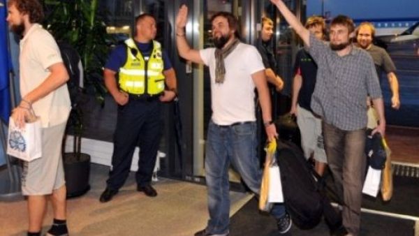 المخطوفون الأستونيون لحظة عودتهم لبلادهم