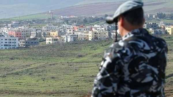 جندي لبناني يراقب قرية الغجر