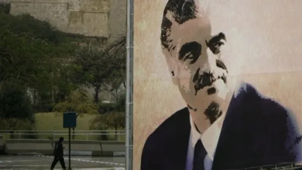 لافتة ضخمة عليها صورة رئيس الوزرا ءاللبناني الاسبق رفيق الحريري في وسط بيروت