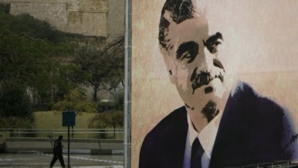 لافتة ضخمة عليها صورة رئيس الوزرا ءاللبناني الاسبق رفيق الحريري في وسط بيروت