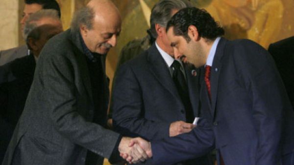 الزعيم الدرزي اللبناني وليد جنبلاط (يسار) يصافح زعيم تيار المستقبل سعد الحريري