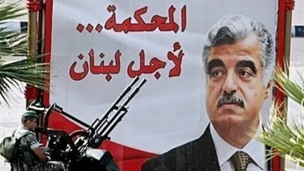 جندي لبناني يجلس امام صورة ضخمة لرئيس الوزراء اللبناني الراحل رفيق الحريري