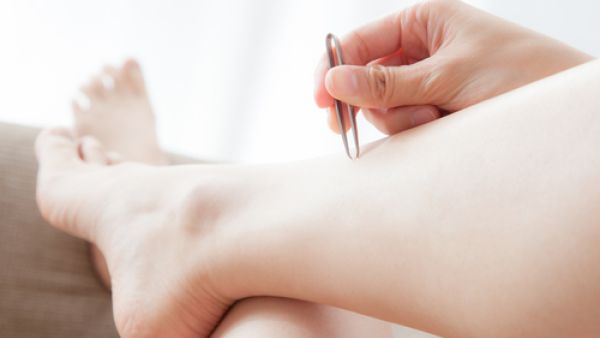 تظهر المسامات الواسعة والداكنة في الساقين بعد استخدام الشفرة في إزالة الشعر