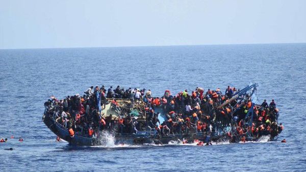السلطات الإيطالية أكدت فقدان مهاجرين كانوا على متن الزورق الغارق